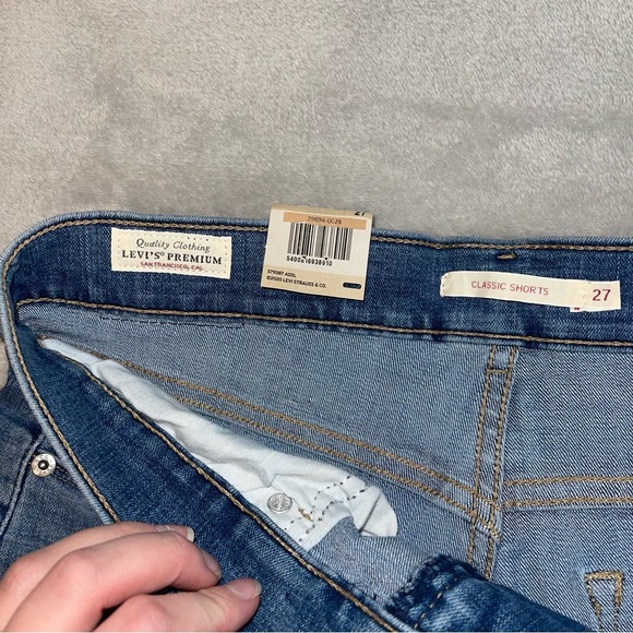 Levi's NWT Classic Shorts Denim Midi Mid Rise Short - Picture 2 of 7